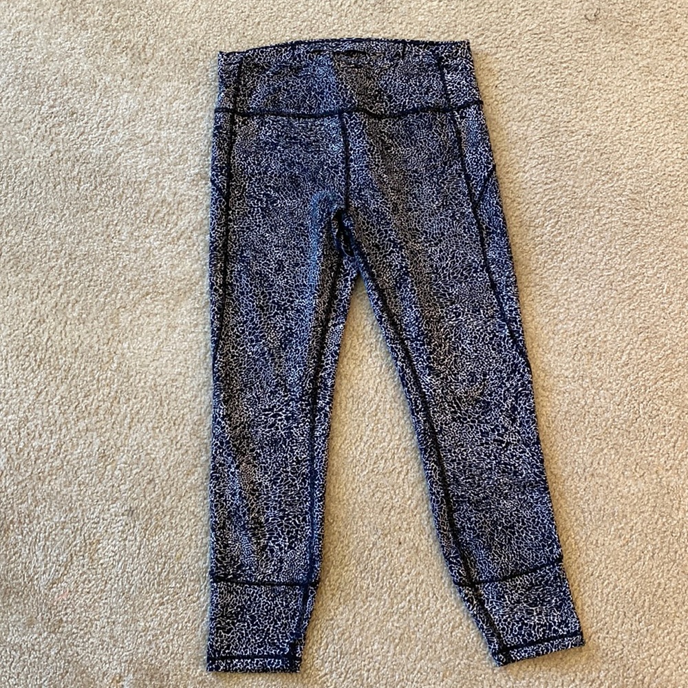 LuLuLemon Spandex leggings - 34” long Black and white cool pattern